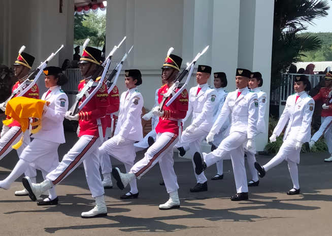Sepatu kiri pembawa baki bendera Merah Putih terlepas saat kembali ke barisan.
