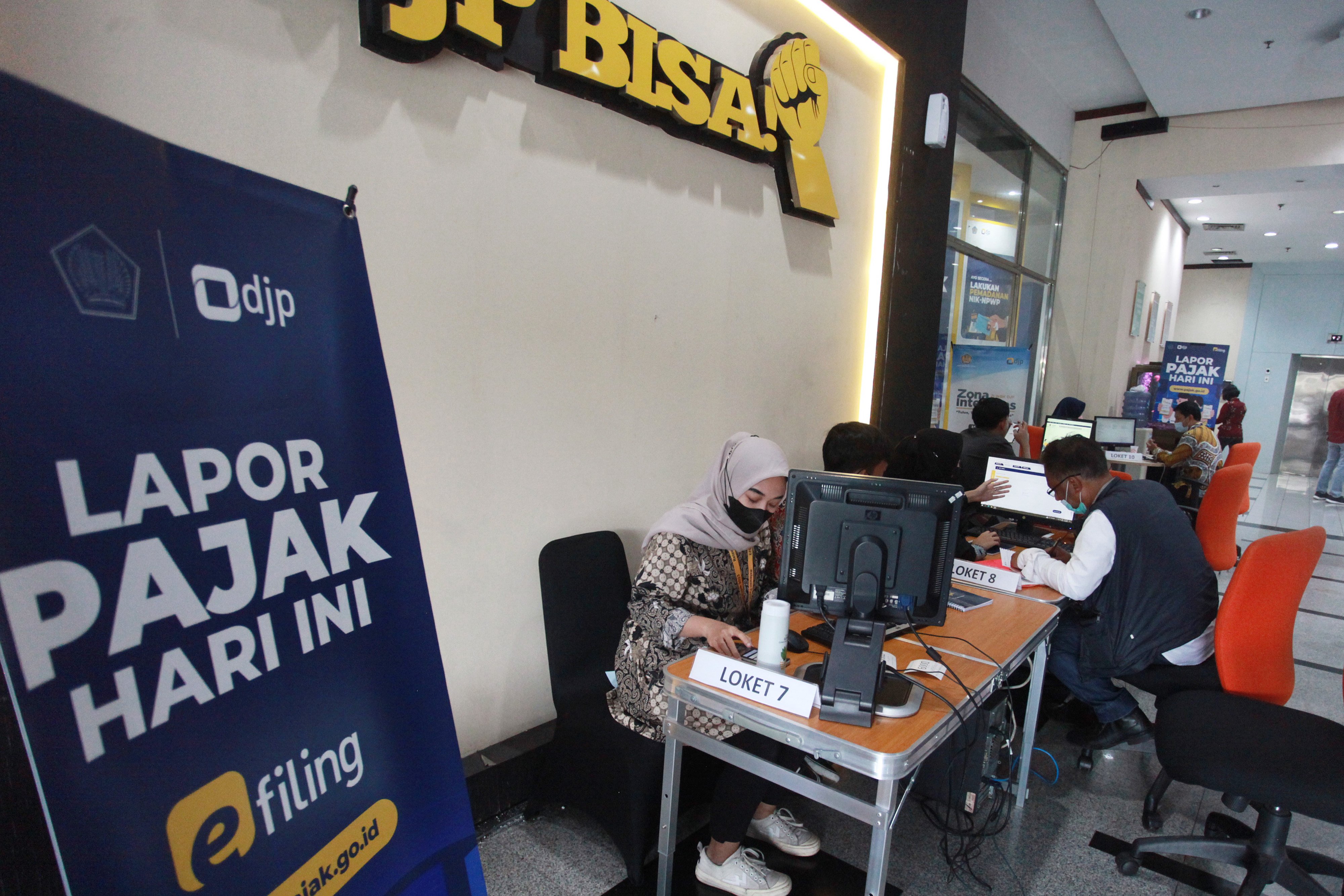 Pegawai melayani wajib pajak yang akan melaporkan Surat Pemberitahuan Tahunan (SPT) Pajak di Kantor Pelayanan Pajak Pratama Jakarta Tebet.