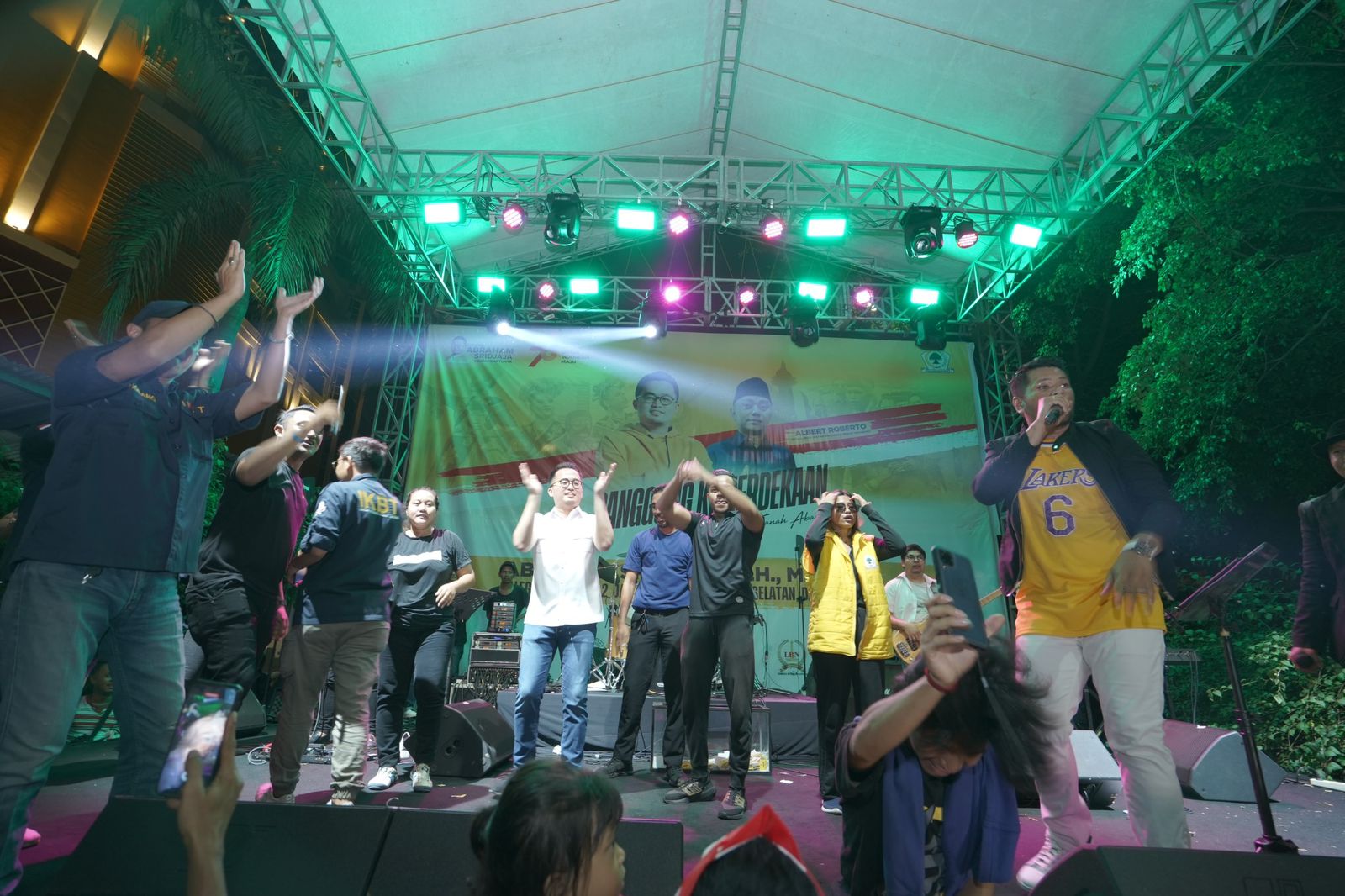 Wakil Ketua Umum AMPG Abraham Sridjaja (pakaian putih) ) saat hadiri kegiatan 'Panggung Kemerdekaan' 