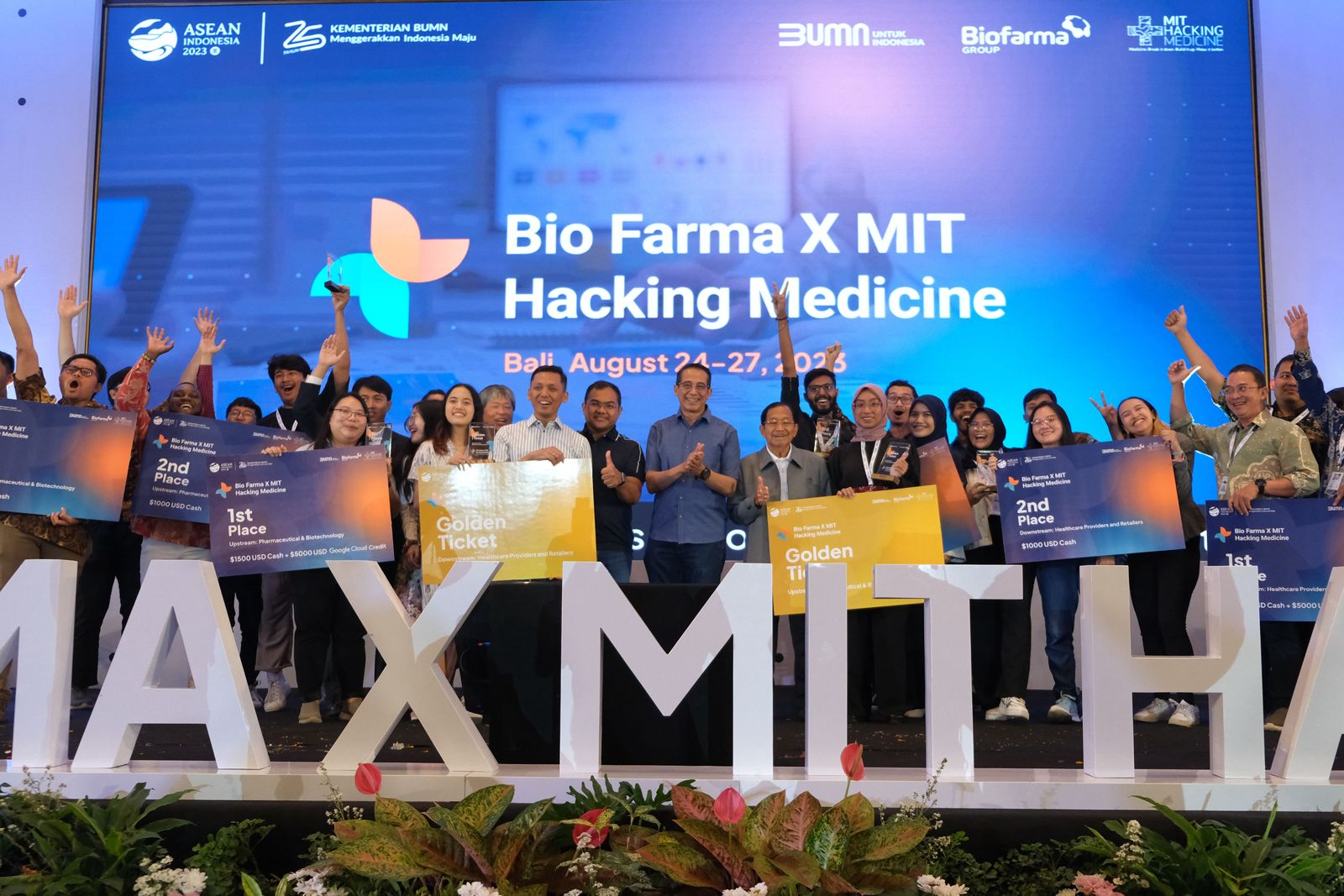 Direktur Utama Bio Farma, Shadiq Akasya (tengah) bersama pemenang Kompetisi Bio Farma x MIT Hacking Medicine
