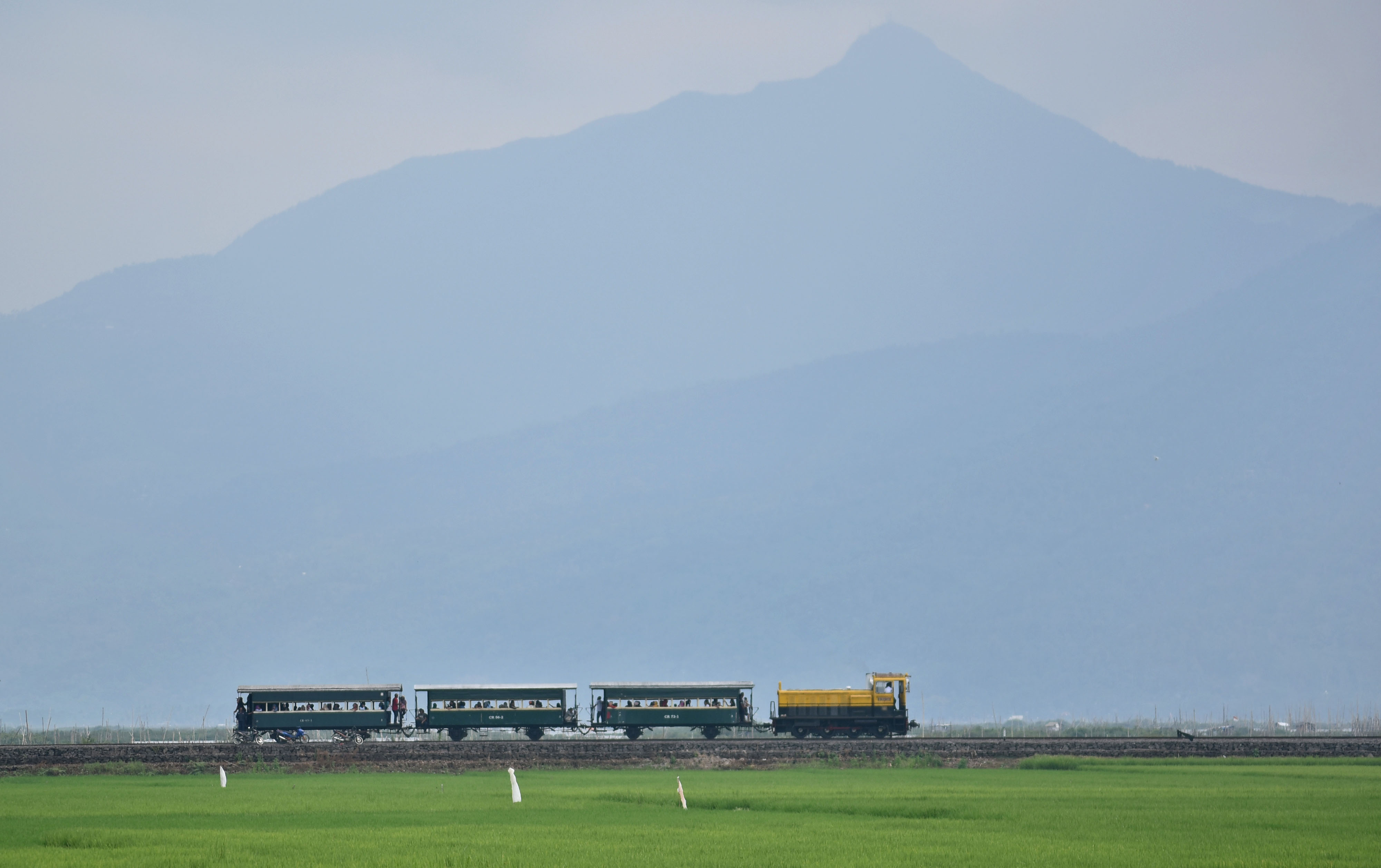 Kereta kuno wisata di Bawen melintas dengan latar belakang gunung tertutup kabut, Semarang, Jawa Tengah, Sabtu (21/7).