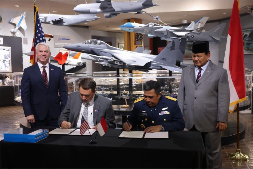 Menteri Pertahanan Prabowo Subianto (kanan) menyaksikan penandatanganan MoU pembelian 24 Unit Pesawat Tempur F-15EX.