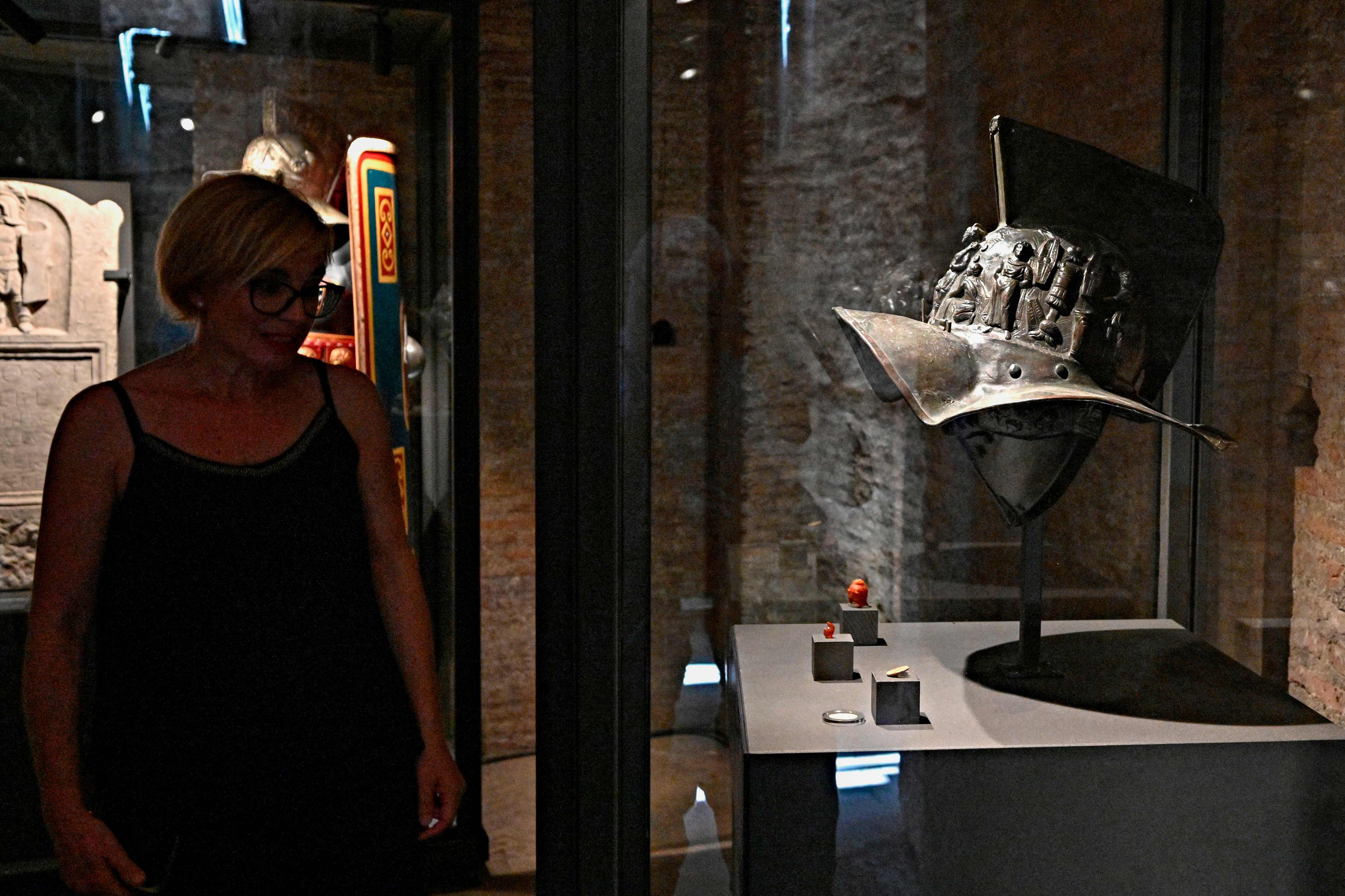 Ilustrasi: seorang pengunjung melihat koleksi benda bersejarah di  Colosseum, Roma