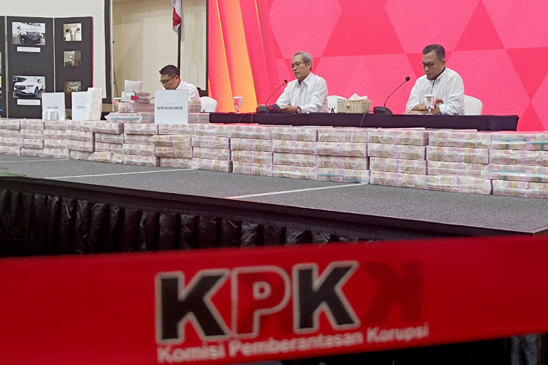KPK menemukan potensi kerugian negara dari uang operasional Lukas Enembe yang mencapai Rp1 triliun setahun.