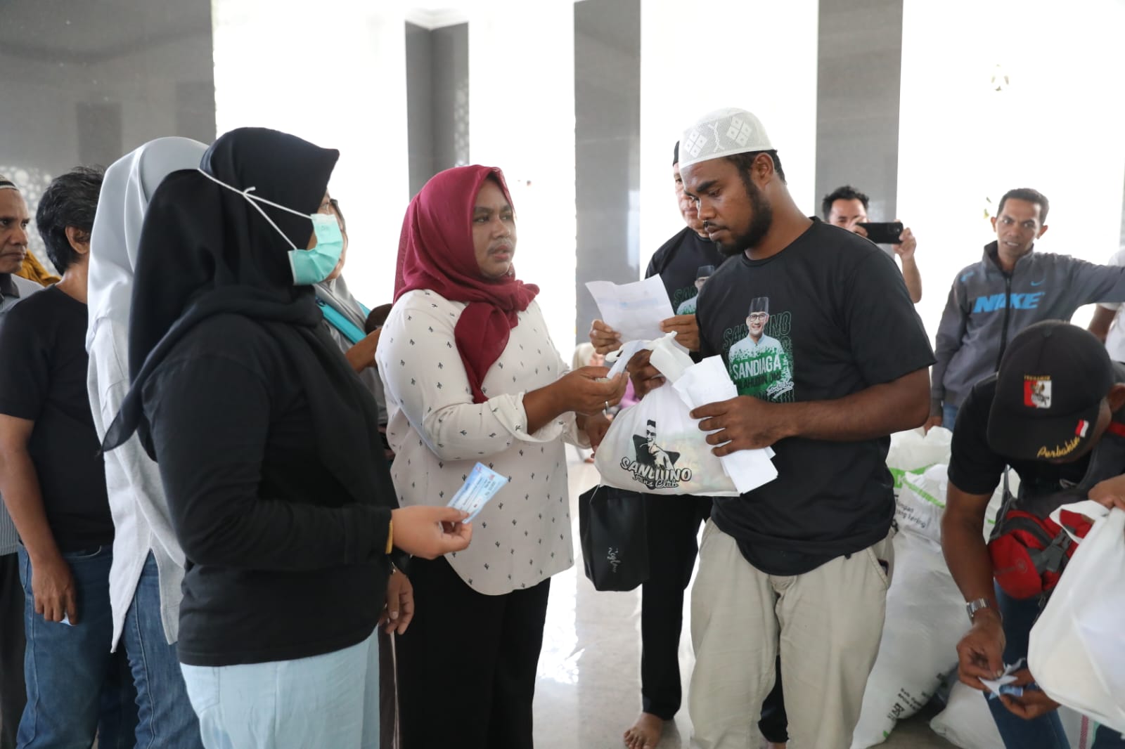 DPW Rumah SandiUno Indonesia (RSI) Maluku berkolaborasi dengan relawan telah menggelar bazar sembako murah bagi ekonomi lokal. Program ini j