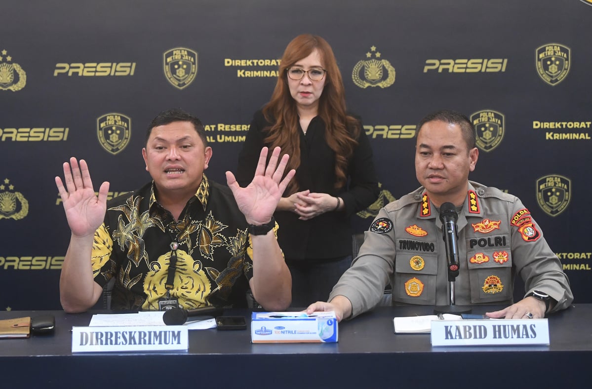 Direktur Reserse Kriminal Umum (Direskrimum) Polda Metro Jaya Kombes Pol Hengki Haryadi (kiri) dalam jumpa pers soal senjata api ilegal.