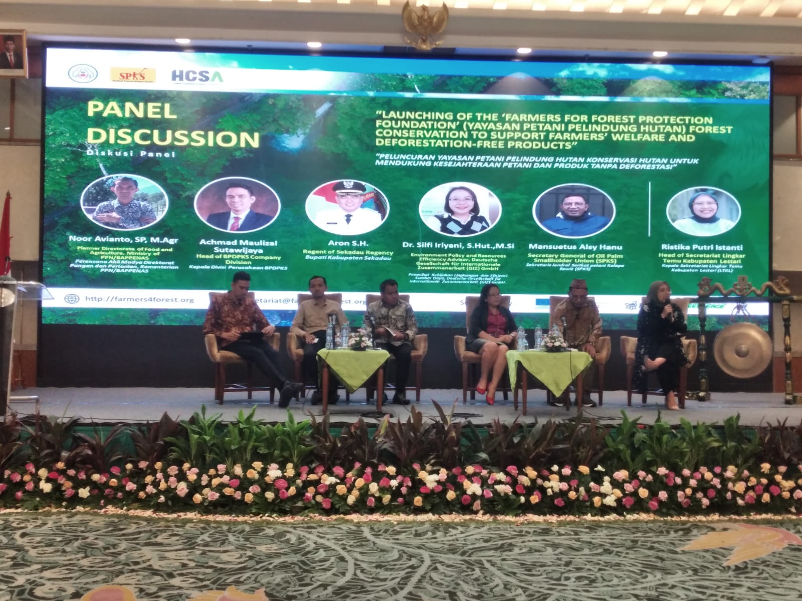 Petani kelapa sawit kecil membantuk yayasan untuk mewadahi proses konservasi hutan dan kesejahteraan petani