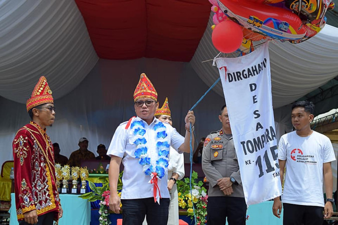 Bupati Morowali Utara Delis Julkarson Hehi (tengah)