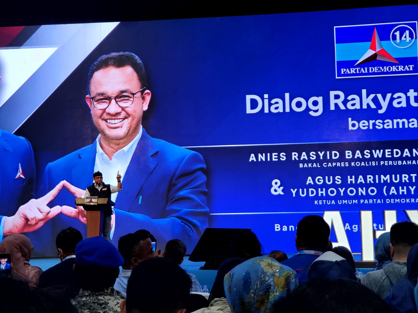 Anies dan AHY Disambut Ribuan Pendukung pada Acara Dialog Rakyat di Kota Bandung