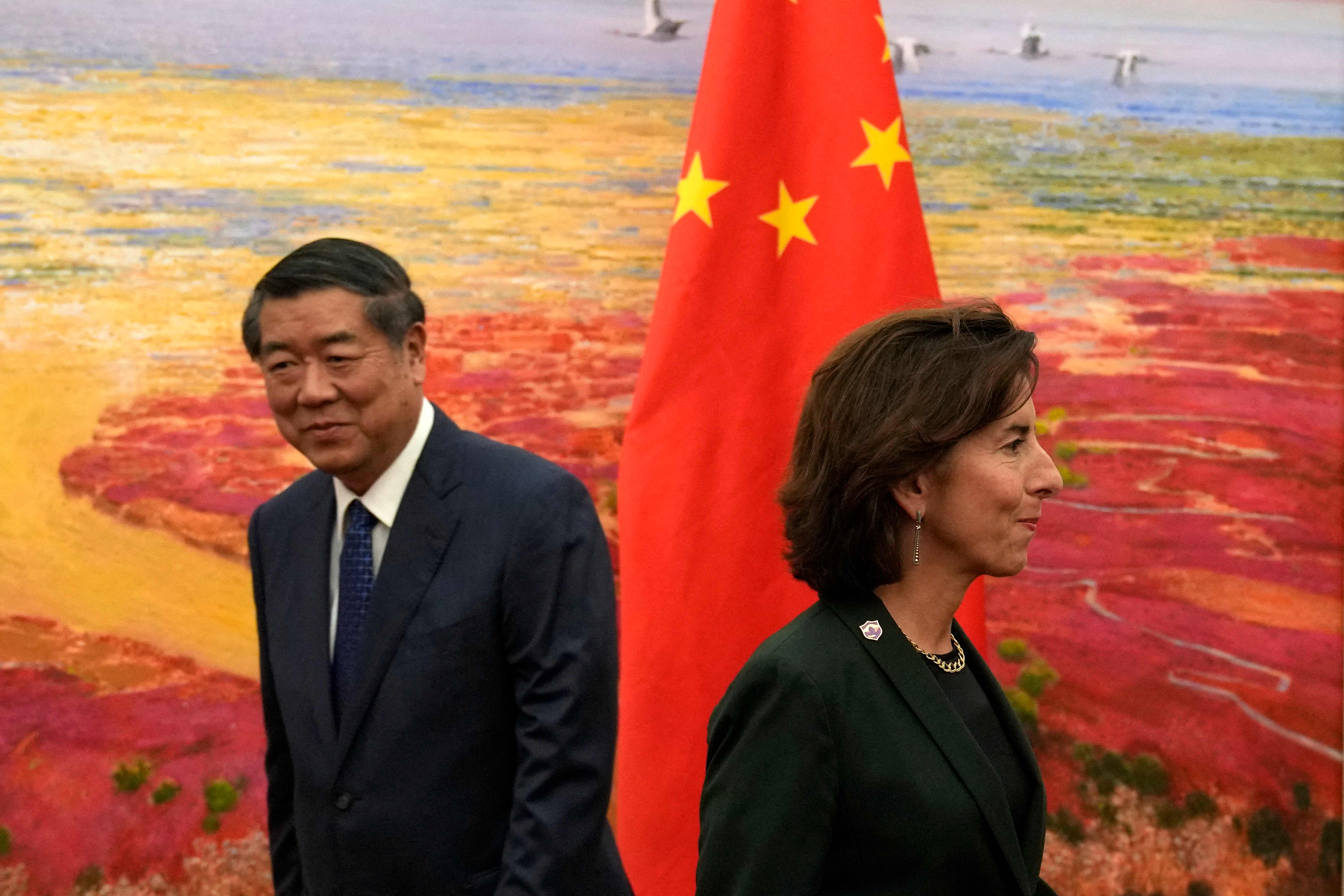 Menteri Perdagangan AS Gina Raimondo (kanan) dan Wakil PM Tiongkok He Lifeng dalam pertemuan di Beijing, 29 Agustus 2023.