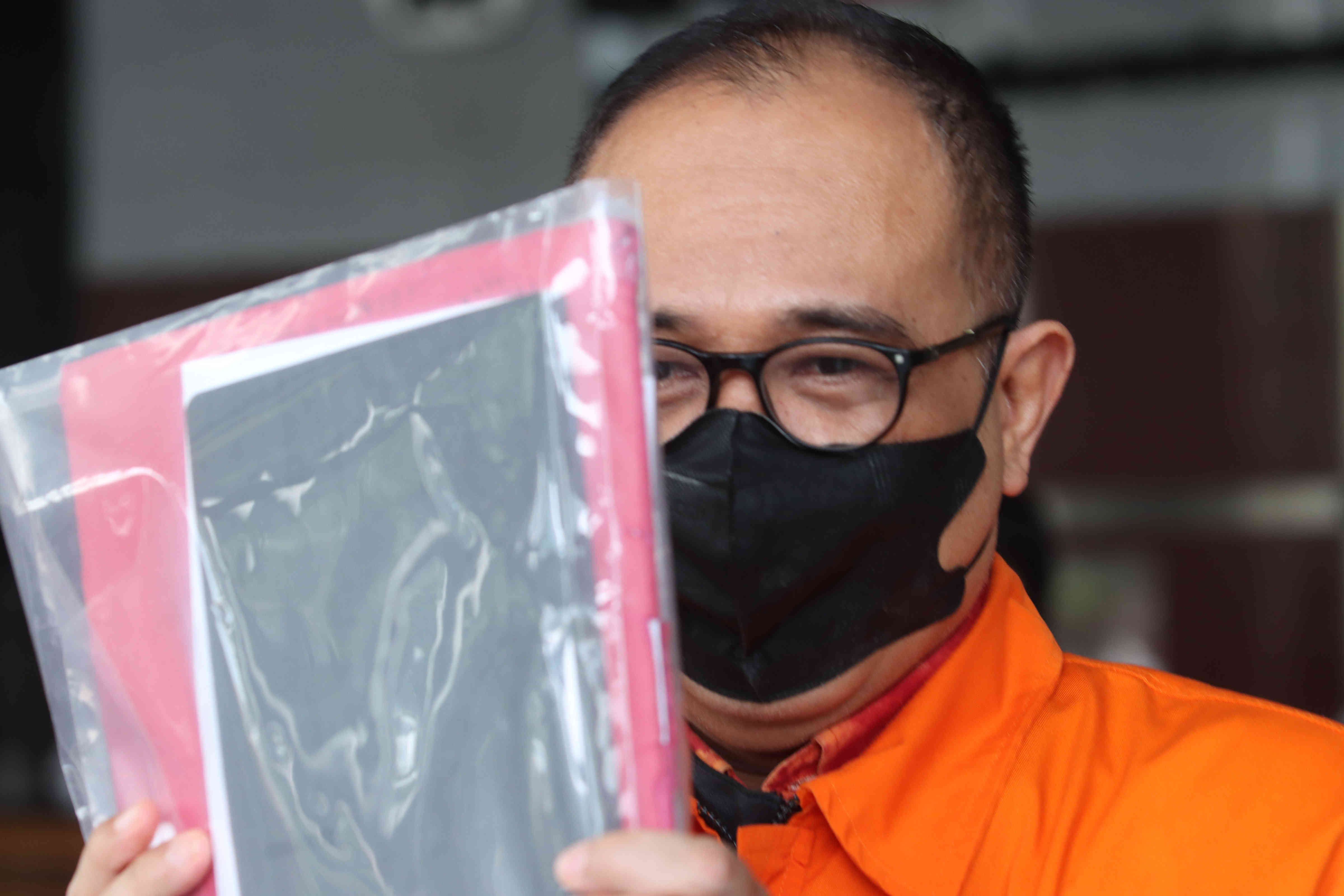 Tersangka kasus gratifikasi di Kementerian Keuangan Rafael Alun Trisambodo (rompi tahanan) 