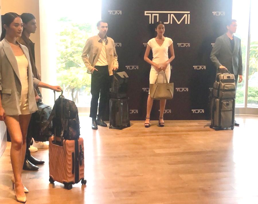 Produk terbaru TUMI untuk Musim Gugur 2023 adalah Briefcase dan Extended Trip Packing Case.