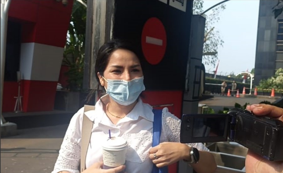 Windy Idol usai menjalani pemeriksaan di KPK sebagai saksi kasus yang menjerat Sekretaris MA Hasbi Hasan