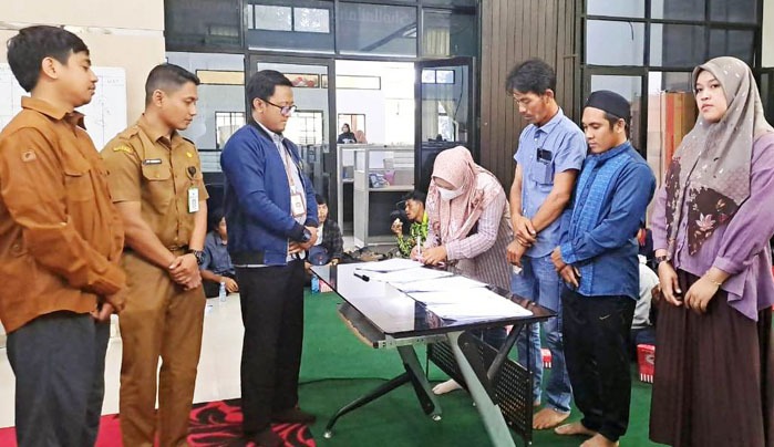 PPIU Kalsel Program YESS bersama para penerima manfaat program YESS Kabupaten Tanah Bumbu melakukan penandatanganan PKS