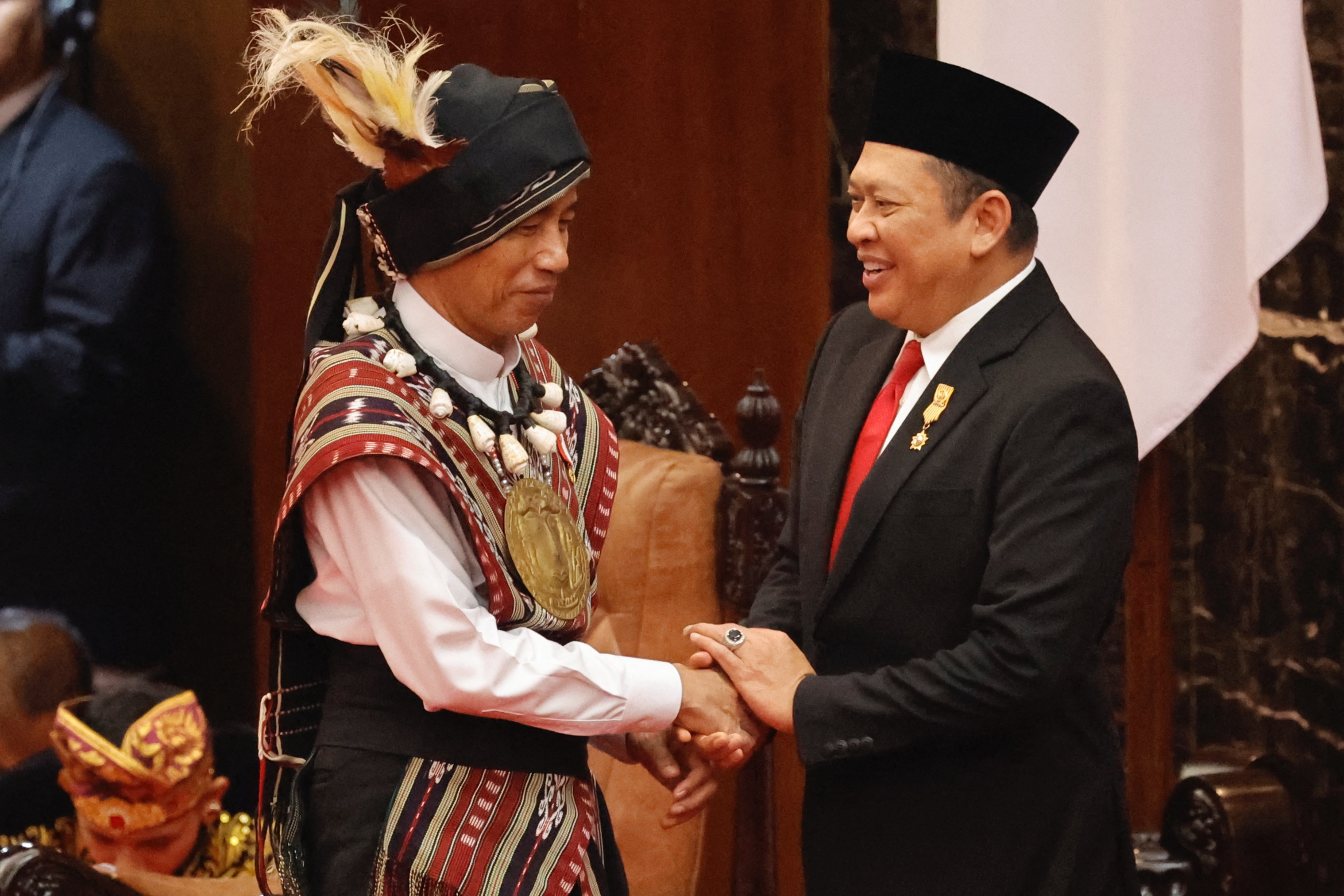 Presiden Jokowi bersalaman dengan Ketua MPR Bambang Soesatyo