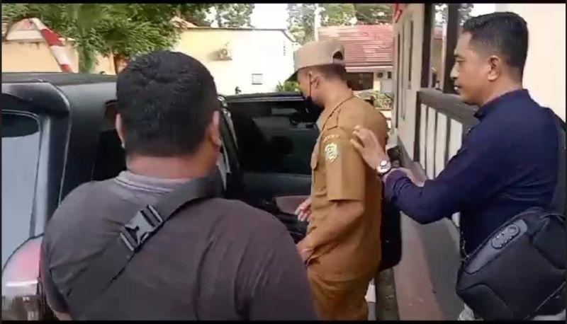 Kepala Desa Golo Bilas, Manggarai Barat, NTT, Ahmad Radit, ditetapkan sebagai tersangka kasus pungutan liar.