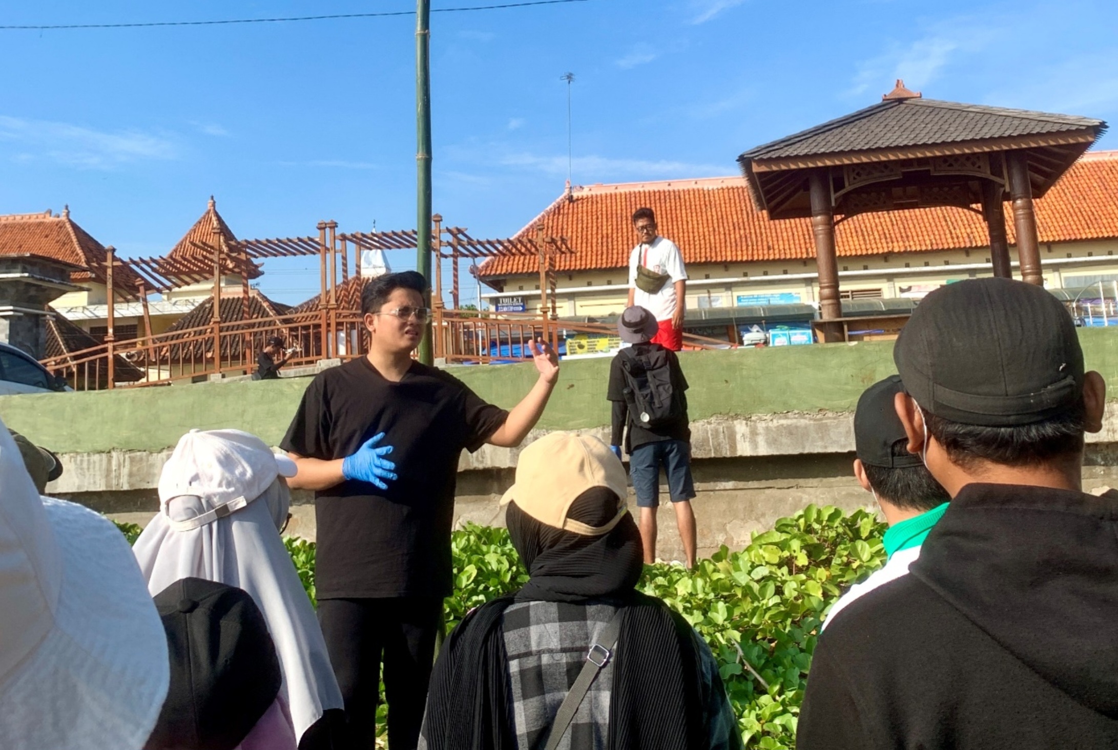 Kegiatan bersih sampah di Pantai Boom Tuban
