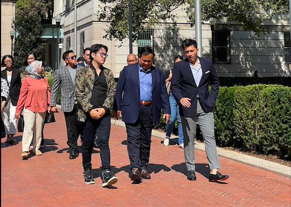 Bakal capres Prabowo Subianto (tengah) didampingi Andra Gusman (jas biru) saat berkeliling kampus Columbia University di New York, AS.