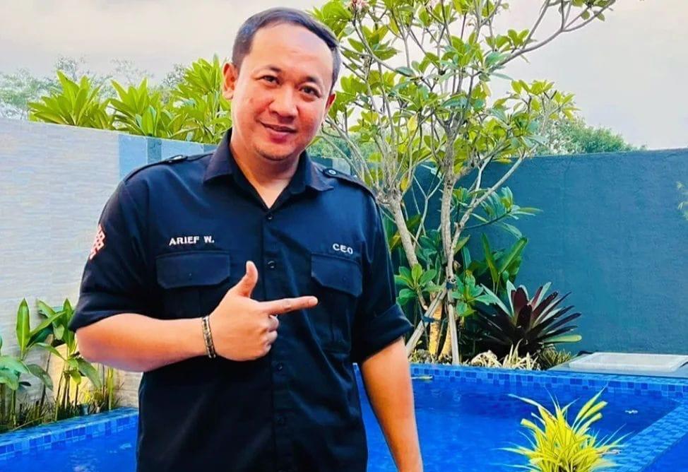 Pria yang dikenal dengan nama Arief_arthagroup atau Pak Arief merupakan pendiri sekaligus owner dari Artha Group.