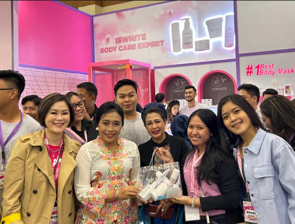 Menteri PPPA I Gusti Bintang Puspayoga berfoto bersama di depan booth Ishwhite Jakarta x Beauty