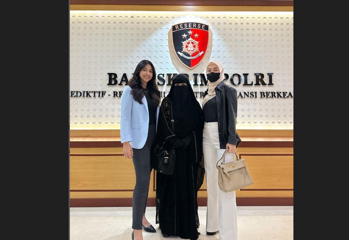 Umi Pipik (tengah) di Bareskrim Polri.