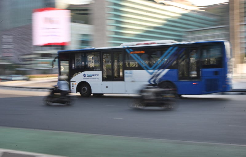 Trans-Jakarta melakukan pengalihan sejumlah rute mengantisipasi demonstrasi buruh di depan Mahkamah Konstitusi.