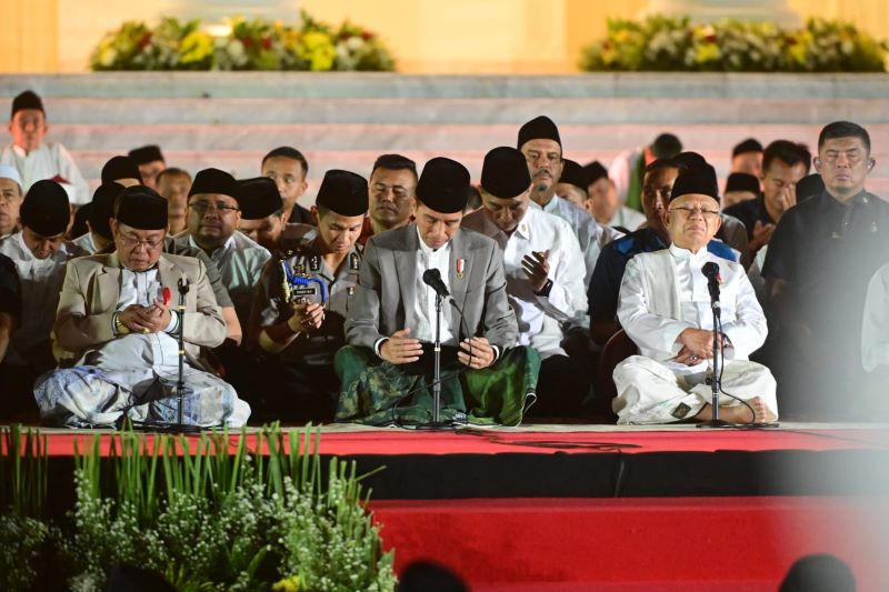 Presiden Joko Widodo bersama masyarakat melakukan zikir dan doa bersama di Halaman Istana Merdeka, Jakarta.