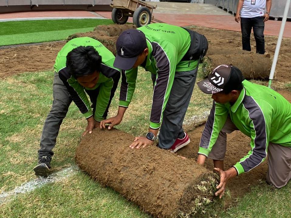 Rumput Jakarta International Stadium (JIS) mulai dibongkar sesuai standar FIFA. Pembongkaran dilakukan Pemerintah Provinsi DKI Jakarta bersa