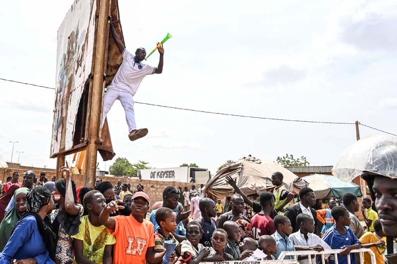 Ribuan demonstran beraksi jelang batas waktu yang diberikan kepada duta besar Prancis untuk meninggalkan Niger.