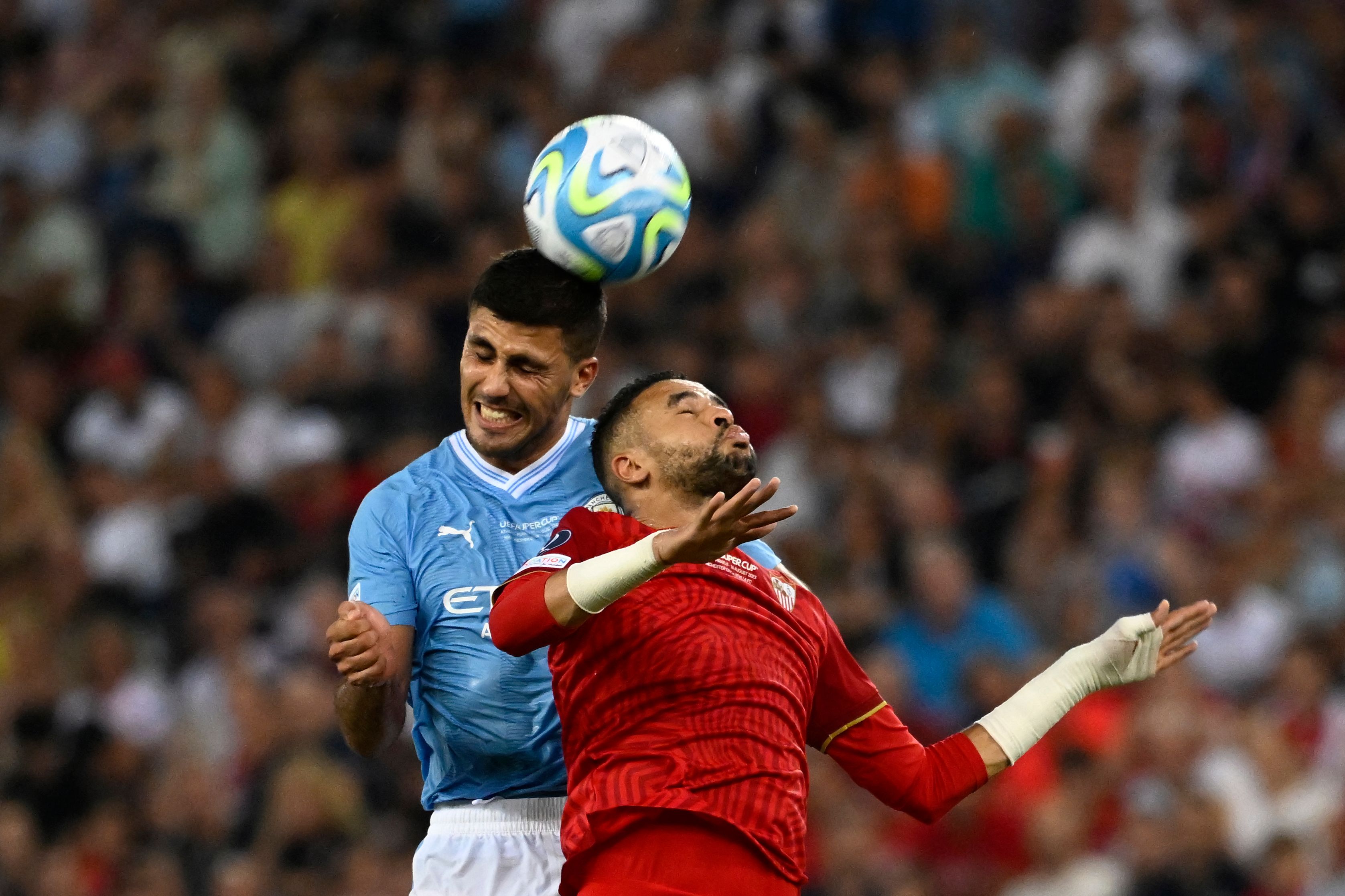 Bek Manchester City Josko Gvardiol (kiri) berhadapan dengan penyerang Sevilla Youssef En-Nesyri di laga Piala Super Eropa.