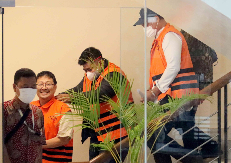 Berkas tersangka sekaligus Kepala BTP Jabagteng Putu Sumarjaya (rompi oranye tengah) sudah rampung dan siap diadili.