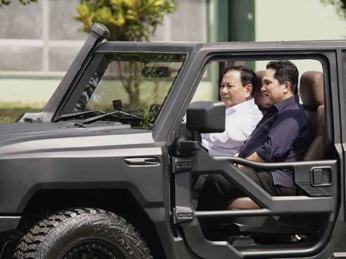 Prabowo Subianto dan Erick Thohir mengendarai mobil taktis Maung 4x4 di kompleks PT Pindad (Persero), Malang, Jawa Timur.