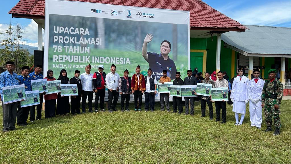 Peserta Program Relawan Bakti BUMN Batch IV bersama masyarakat usai mengikuti upacara peringatan Hari Kemerdekaan