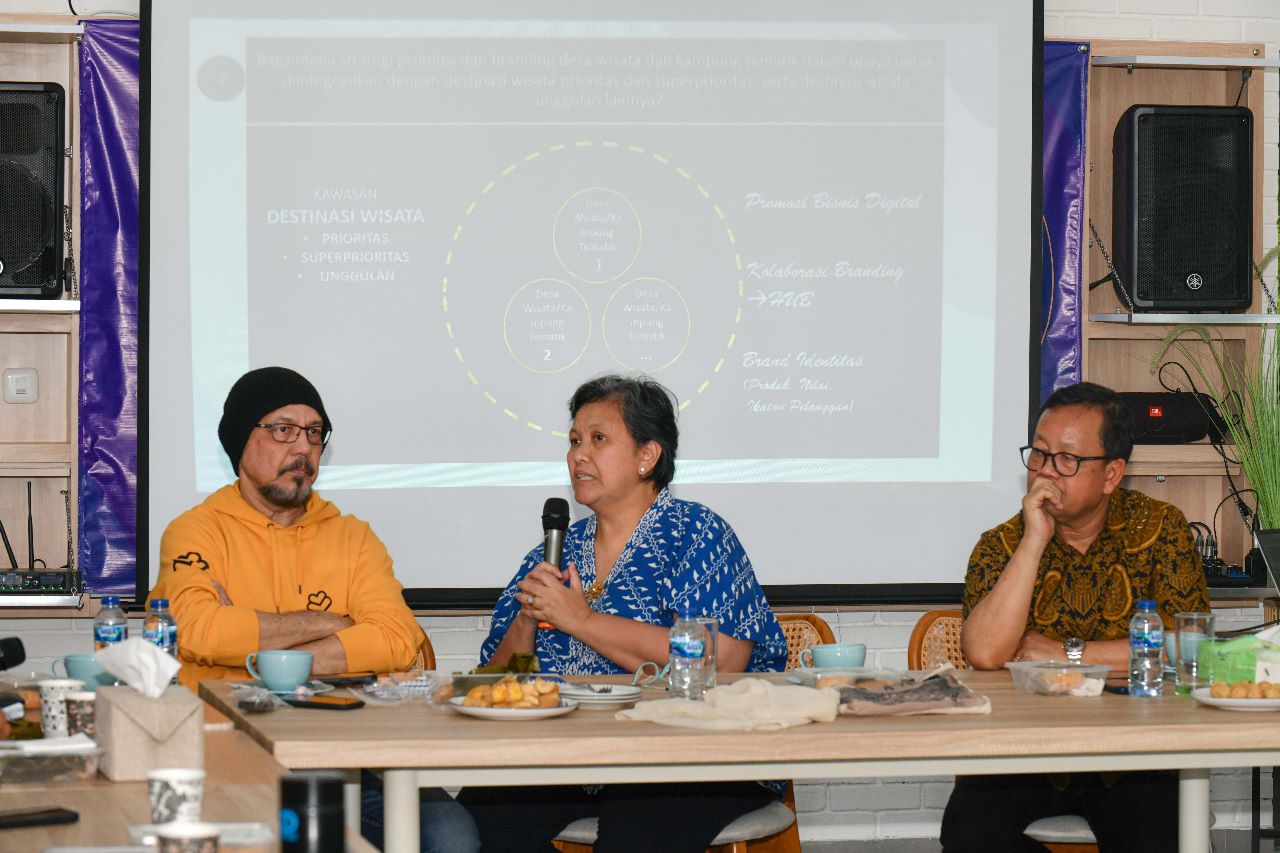 Wakil Ketua MPR Lestari Moerdijat saat beraudiensi dengan para kepala desa dan pegiat wisata di Rumah Bima, Banyumas, Sabtu (12/8).