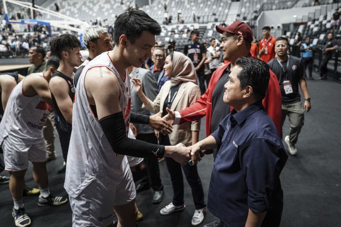 Para pemain Timnas Basket Indonesia dengan Menpora dan Menteri BUMN.