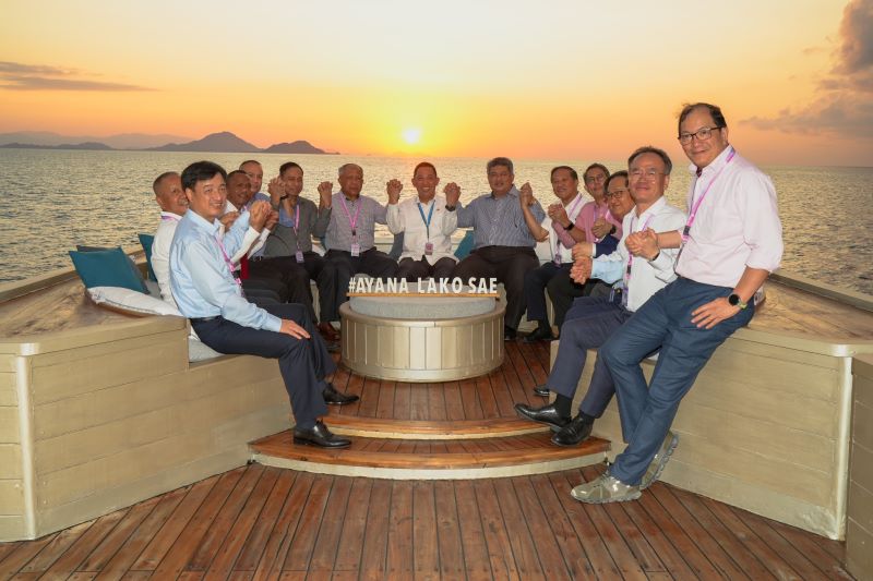 Kapolri Jamu Delegasi AMMTC Nikmati Sunset Labuan Bajo dari Kapal Phinisi