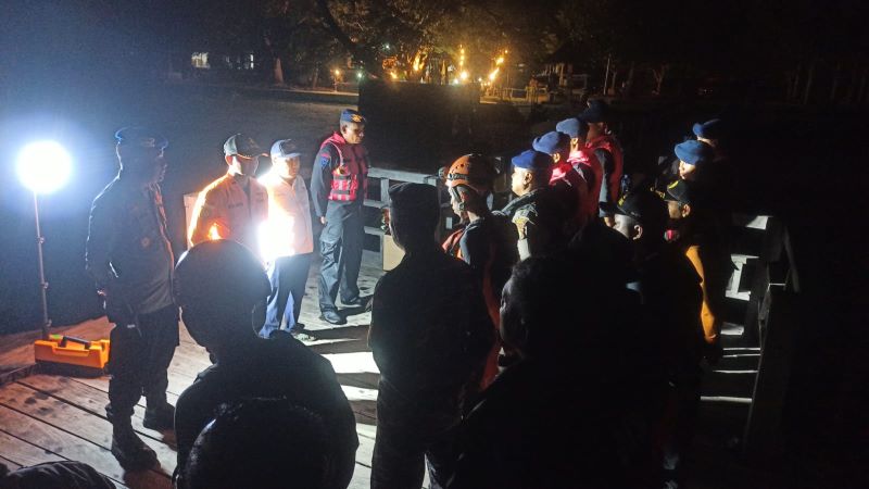 Basarnas Bali masih melakukan pencarian terhadap seorang penumpang yang meloncat dari KMP Pratita.