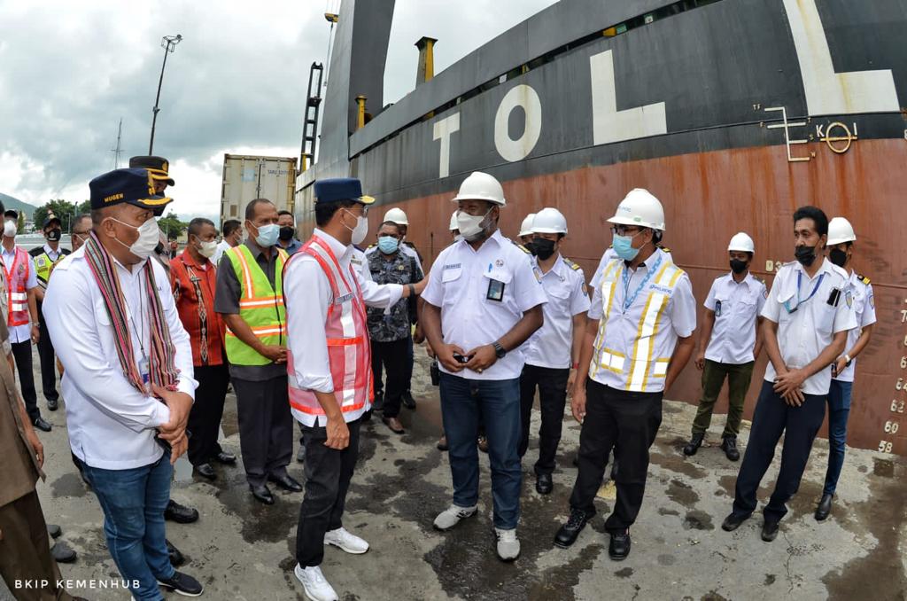 Menteri Perhubungan Budi Karya Sumadi sedang berbincang dengan personel pelabuhan. 