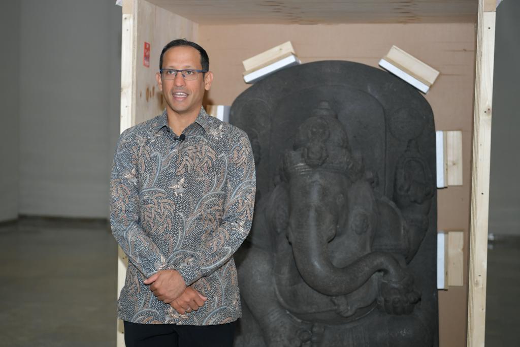 Mendikbudristek Nadiem Anwar Makarim berpose dengan salah satu arca peninggalan Kerajaan Singasari yang dikembalikan ke Indonesia.