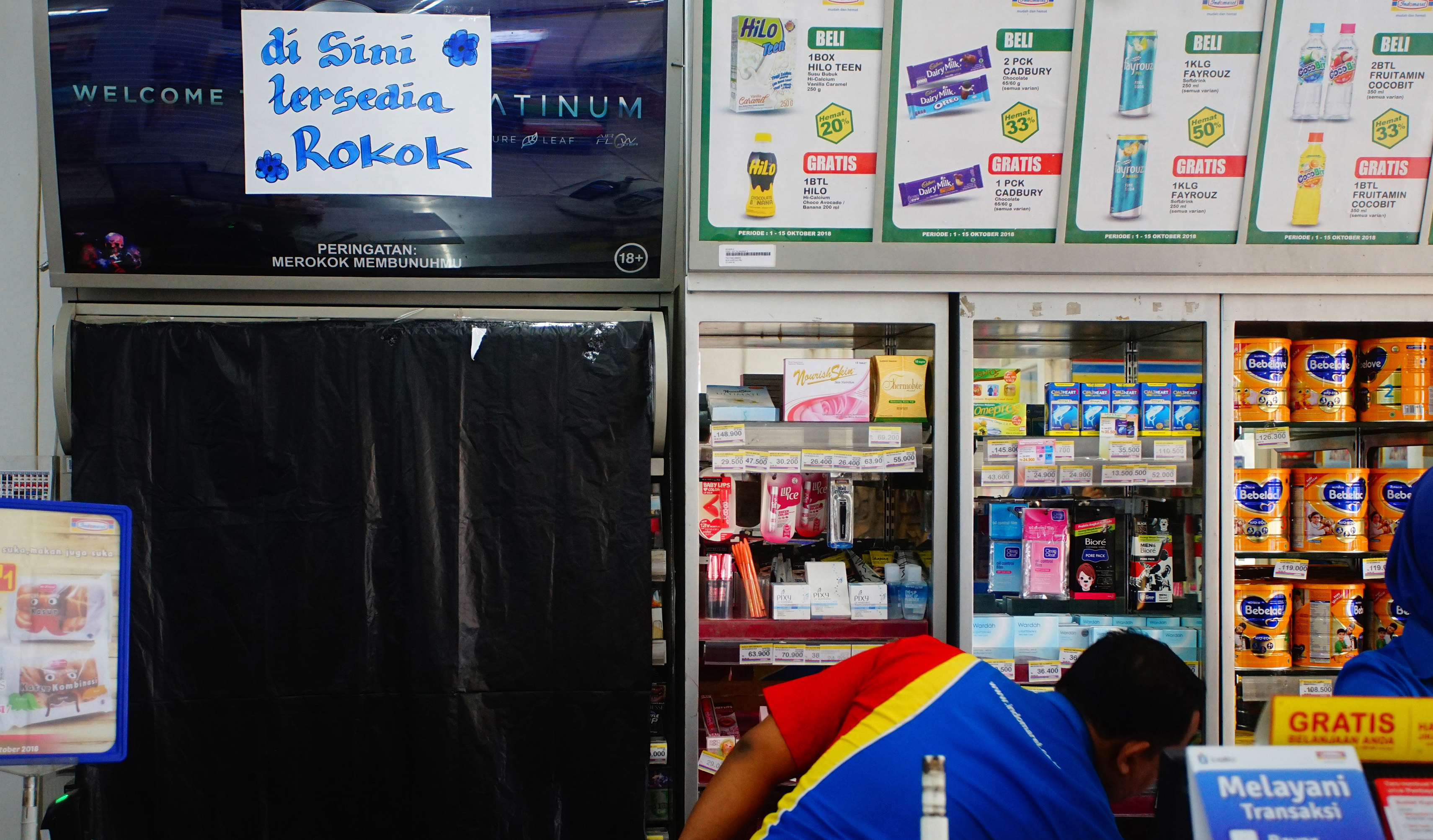 Sebuah poster keterangan menjual rokok ditempel di gerai toko swalayan