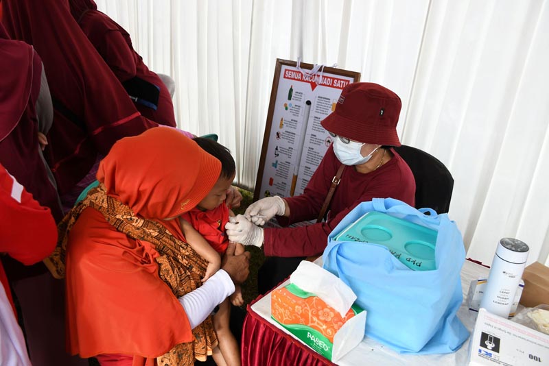 Kegiatan pelayanan imunisasi pada balita.