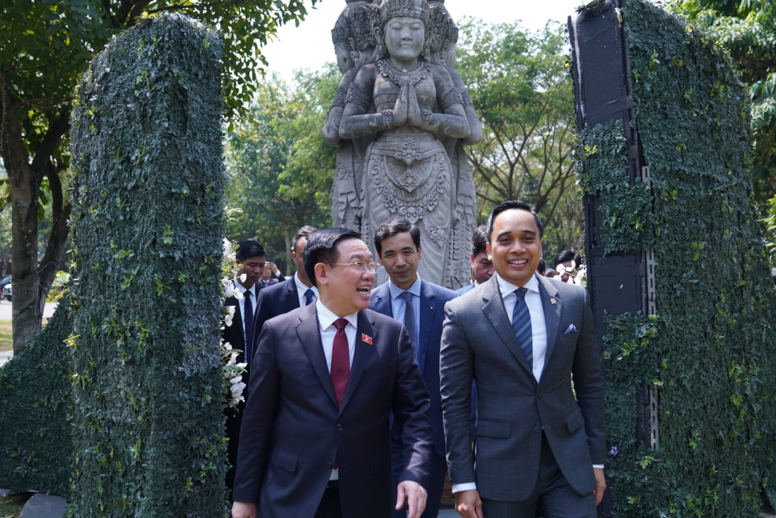 Ketua Desk Kerjasama Regional BKSAP DPR RI Putu Supadma Rudana menyambut Ketua Parlemen Vietnam, Vuong Dinh Hue