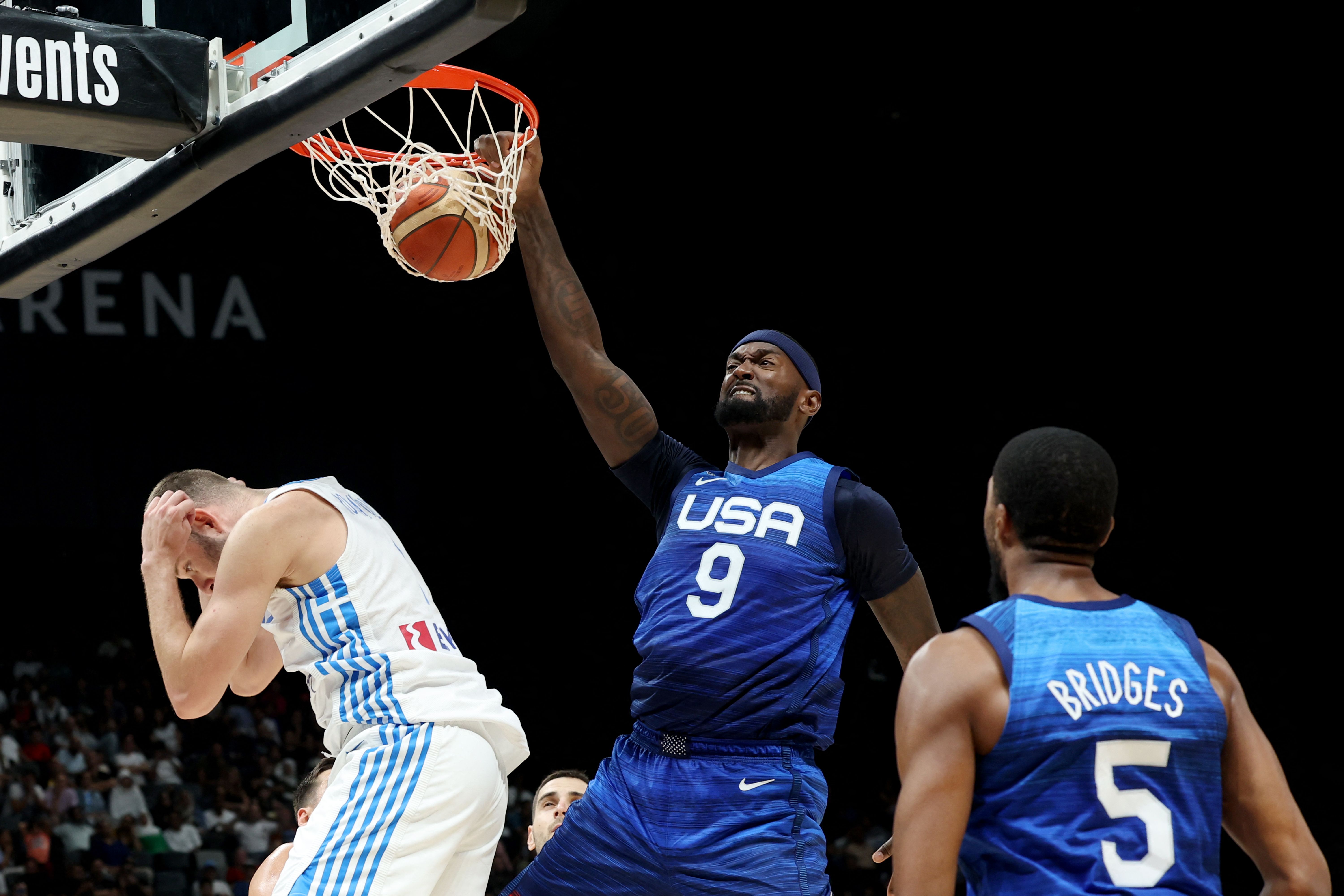 Pebasket timnas AS Bobby Portis melakukan slam dunk dalam laga eksebisi melawan Yunani di Abu Dhabi.