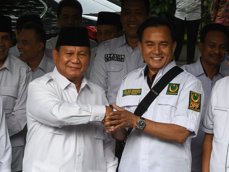 Ketua Umum Partai Gerindra Prabowo Subianto berjabat tangan dengan Ketua Umum PBB 