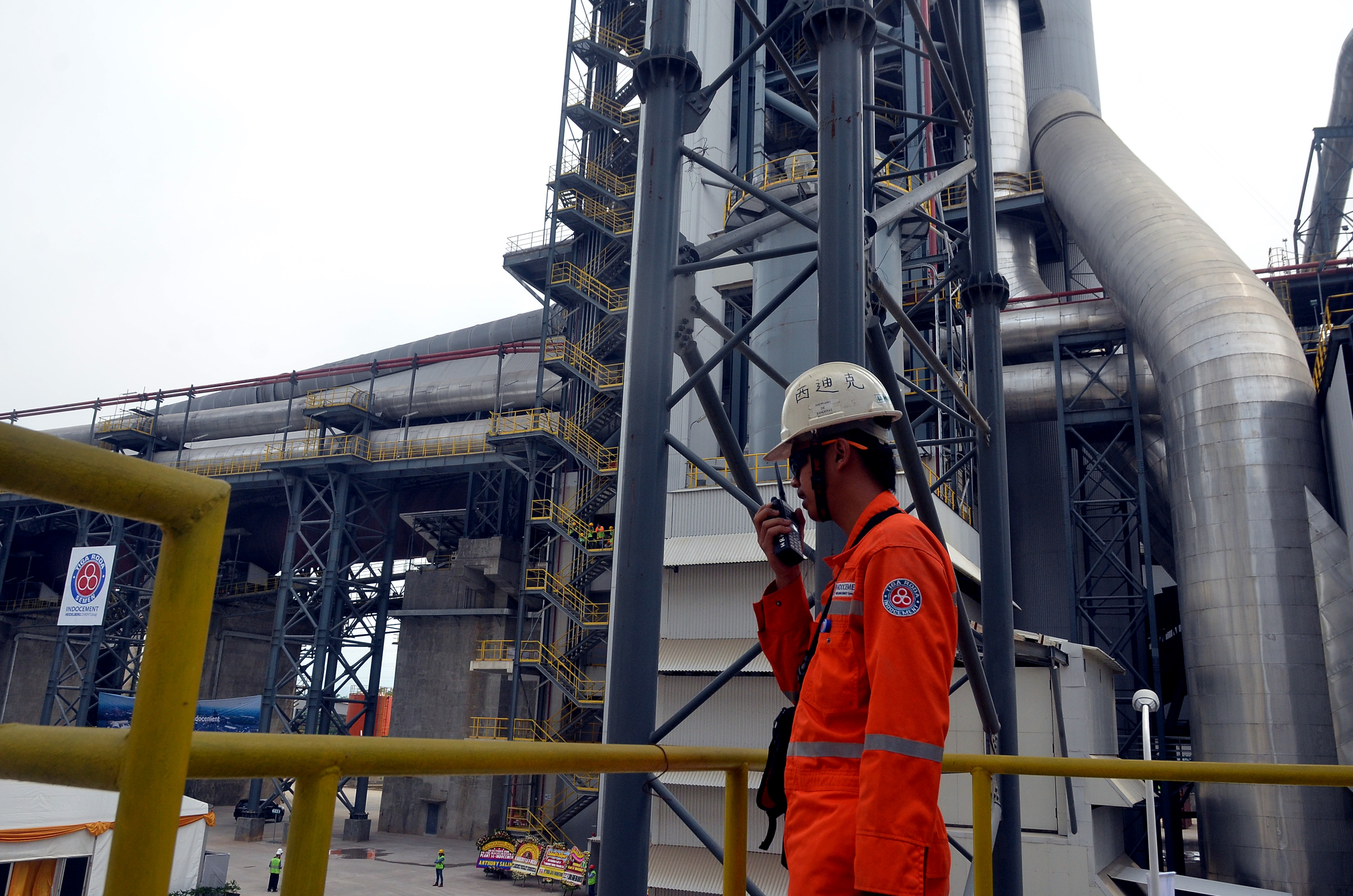 Pekerja melakukan aktivitas di pabrik Indocement Plant 14, Citeureup, Kabupaten Bogor, Jawa Barat, Kamis (20/10/2016). 