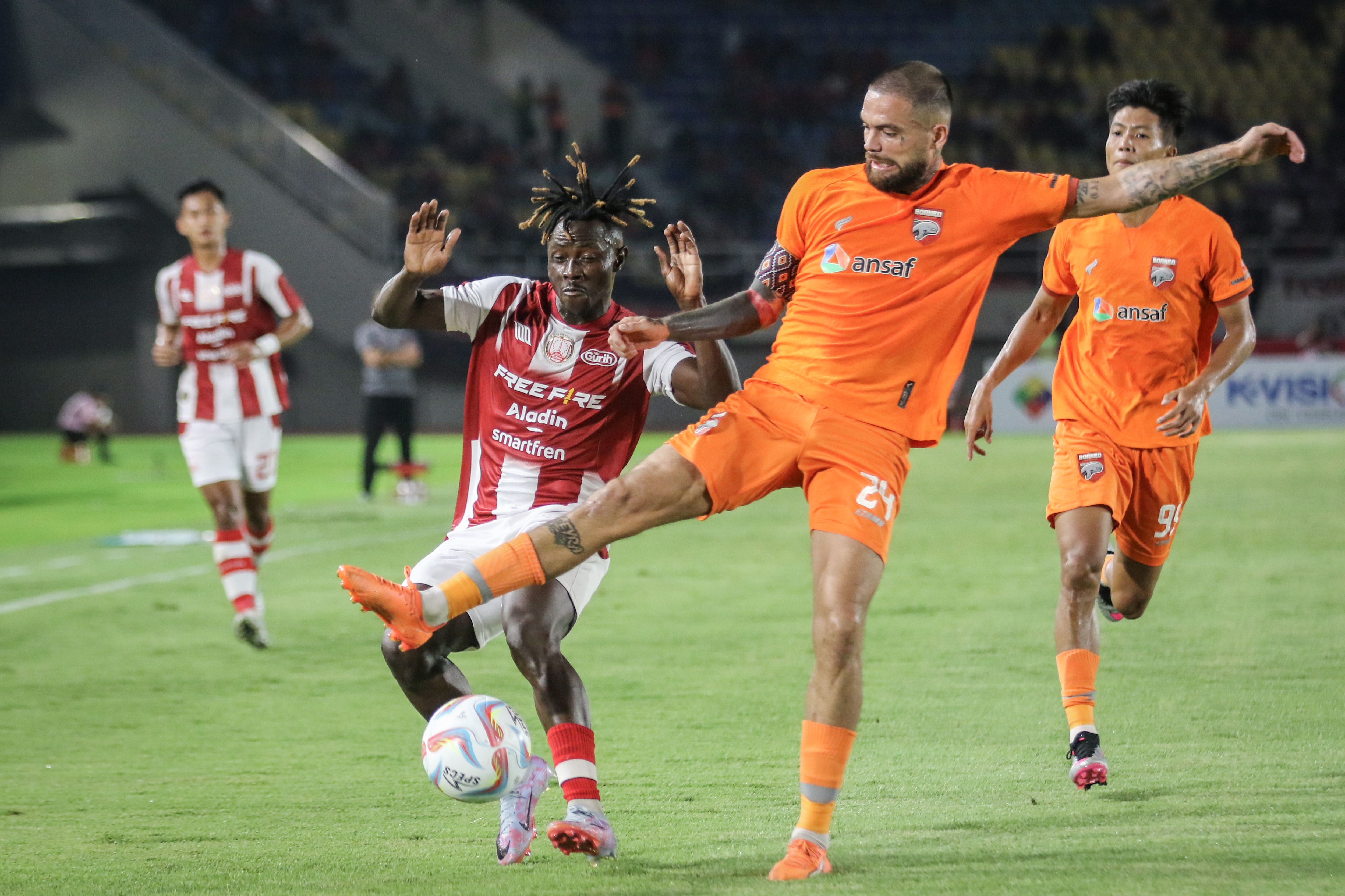 Pemain Borneo FC Samarinda Diego Robbie Michiels (kanan) menghadang pemain Persis Solo Moussa Sidibe (kiri).