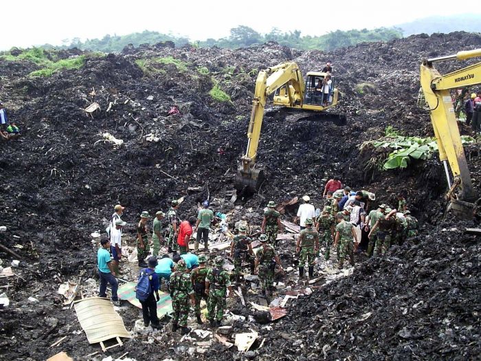Evakuasi korban longsoran sampah di TPA Leuwigajah, Kota Cimahi, Jawa Barat, pada 22 Februari 2005.  