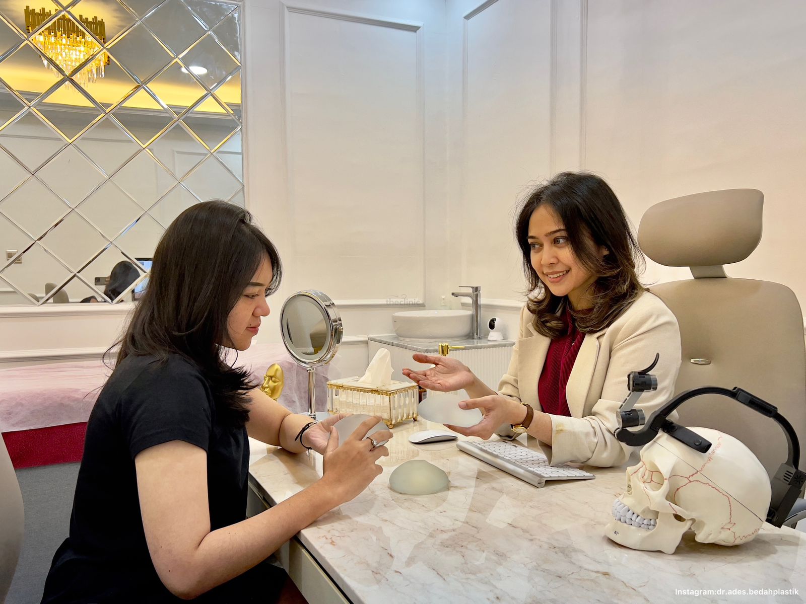 dr. Ade Sari Nauli Sitorus, SpBP-RE dari The Clinic Beautylosophy sedang melayani pasien.