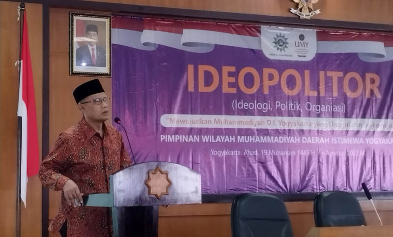 Dengan mempelajari ideologi yang terus berkembang, masyarakat bisa menolak atau berdakwa terhadap hal tersebut.