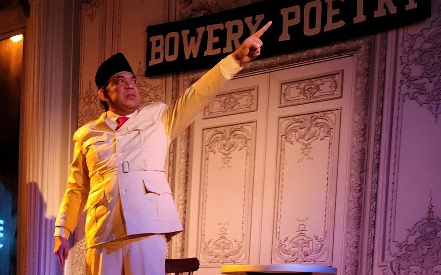 Wawan Sofwan saat mementaskan pertunjukan monolog 'Besok atau Tidak Sama Sekali'. 